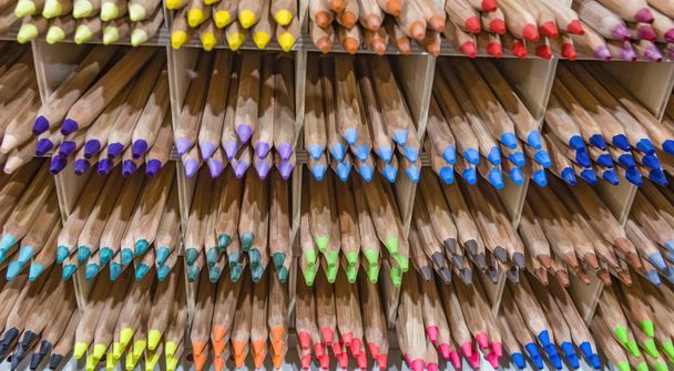 Pontas de lápis coloridas Espectro colorido Prateleira Fundo Pilhas Grupos Arco-íris
 - Foto, Imagem