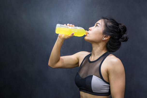 Nuori aasialainen urheilija nainen juo urheilu juoma
 - Valokuva, kuva