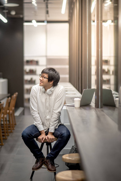 junger asiatischer Geschäftsmann arbeitet im Café - Foto, Bild