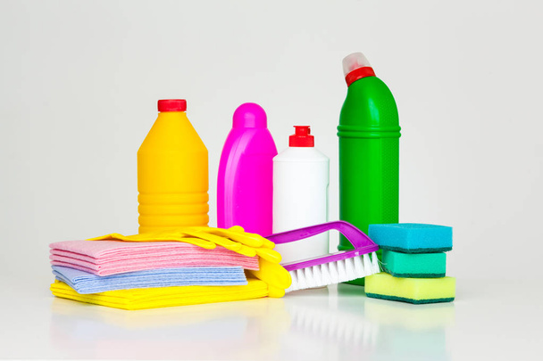 Zakres domowych środków czyszczących. Detergenty, butelki chemiczne, czyszczenie gąbki i rękawice. na białym tle - Zdjęcie, obraz