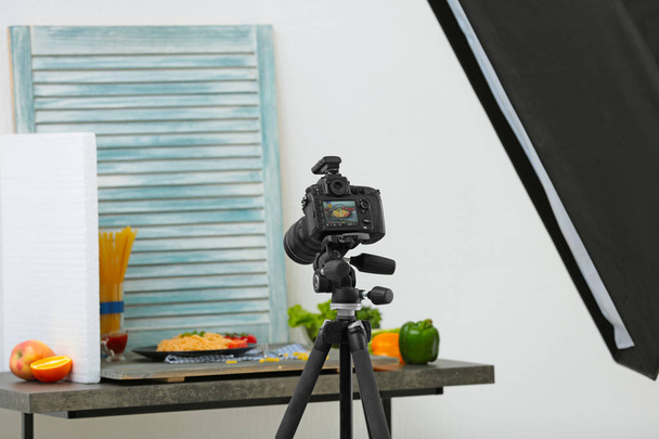 Professional camera on tripod while shooting food - Foto, afbeelding