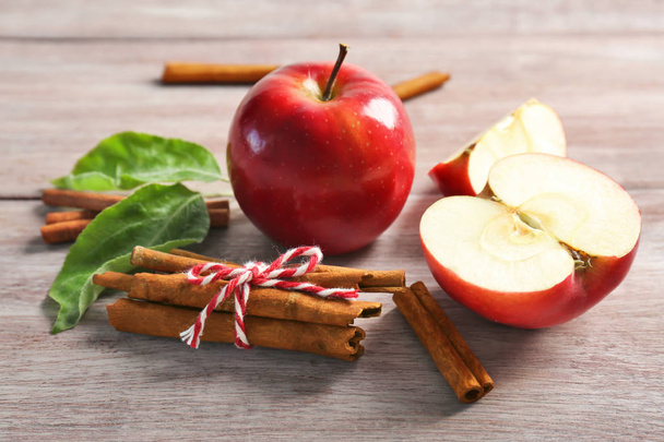 fresh apples and cinnamon - Φωτογραφία, εικόνα