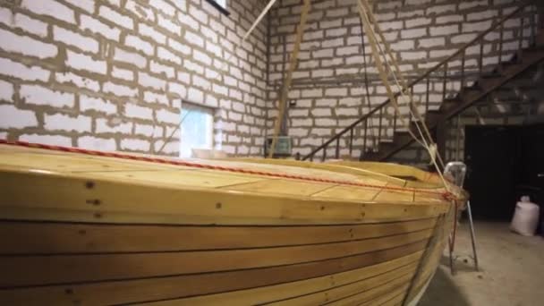 Barco de madeira dentro da oficina
 - Filmagem, Vídeo