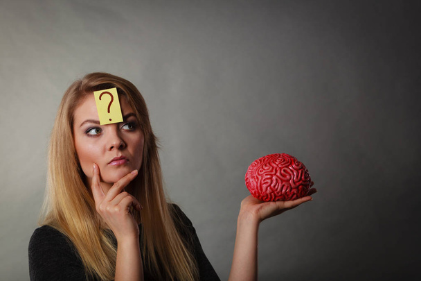 Žena myslí a drží falešné mozku - Fotografie, Obrázek
