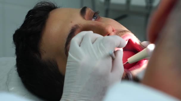 Dentist curing a male patient - Filmagem, Vídeo