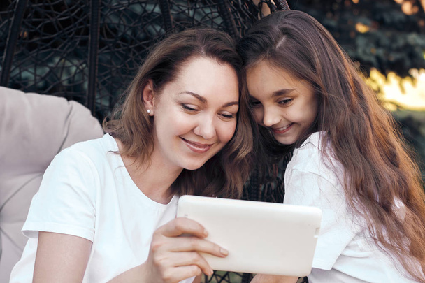 Gelukkig moeder en dochter wit met tablet Pc, - Foto, afbeelding