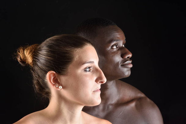 Портрет пары на черном фоне
 - Фото, изображение