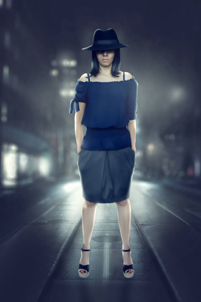 Dedektif kadın geceleri bir sokakta durur ve kamera w görünüyor - Fotoğraf, Görsel