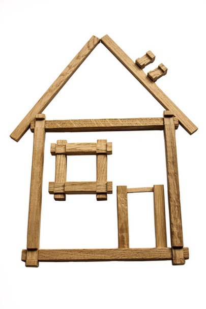 白い背景の上の子供の木製レンガの家 - 写真・画像