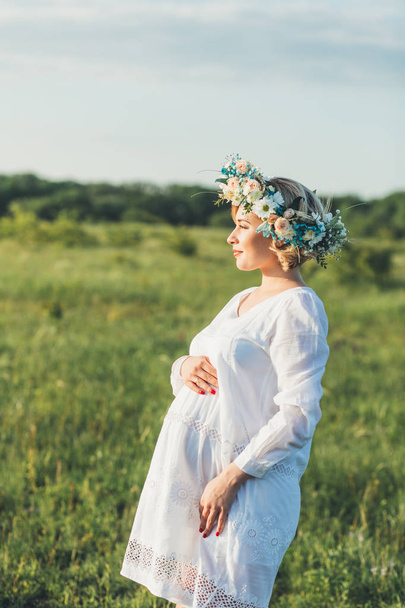young pregnant girl in a white dress on the nature - Foto, immagini