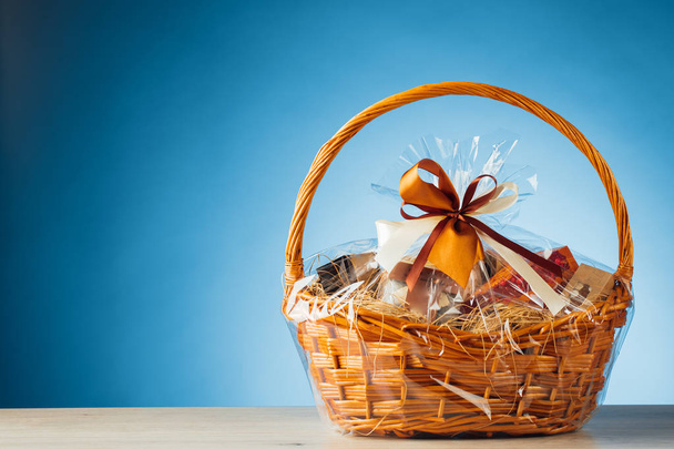 cesta de regalo sobre fondo azul
 - Foto, Imagen