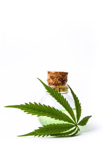 Hoja de marihuana y botellas de aceite de cannabis aisladas
 - Foto, Imagen