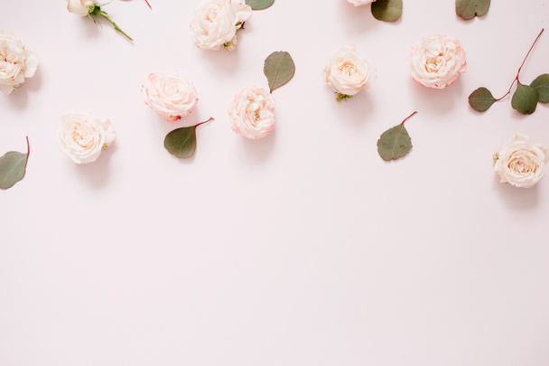 Λουλούδια μοτίβο υφής από μπεζ τριαντάφυλλα, φύλλα ευκαλύπτου - Φωτογραφία, εικόνα