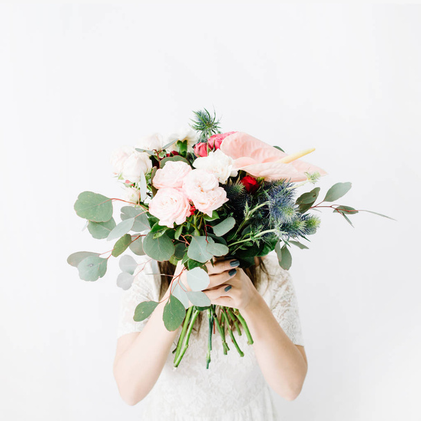 Kobieta z bukiet pięknych kwiatów - Zdjęcie, obraz