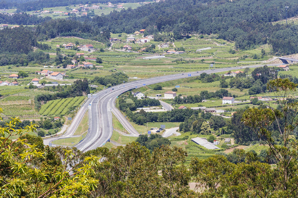Route le long de la vallée de Salnes
 - Photo, image