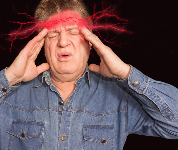 Kopfschmerzen bei Senioren. - Foto, Bild