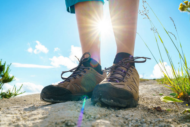 Turist kadının bacakları yakın çekim çizmeler. Hiking - Fotoğraf, Görsel