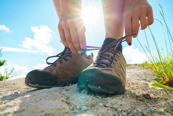 Zapatos de senderismo - mujer atando cordones de zapatos
 - Foto, imagen