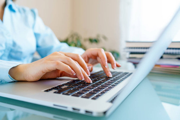 Крупним планом жіночі руки на клавіатурі ноутбука
 - Фото, зображення