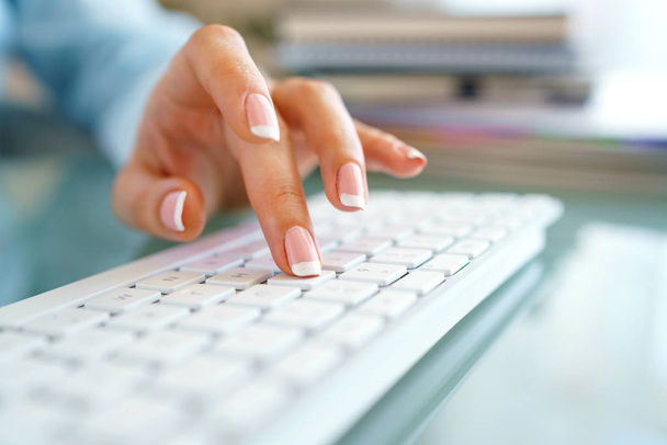 Pracownik biurowy kobieta pisania na klawiaturze - Zdjęcie, obraz