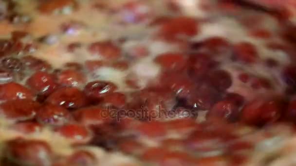 Főzés ízletes strawberry jam - Felvétel, videó