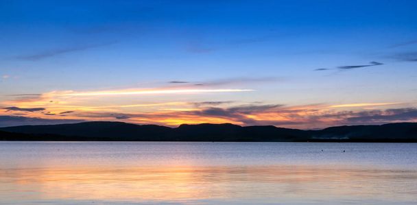 Захід сонця в озері
 - Фото, зображення