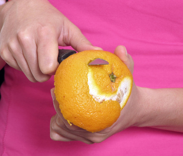 man peeling orange - Фото, зображення