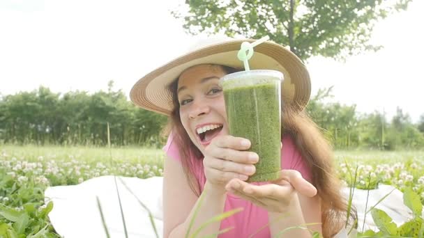 Bebida de mujer joven sosteniendo desintoxicación saludable al aire libre
 - Metraje, vídeo