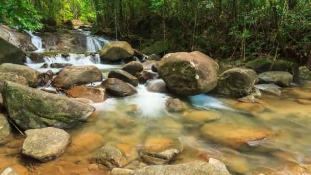 Timelape, prachtige Krathing waterval in Nationaal Park, Thailand. - Video