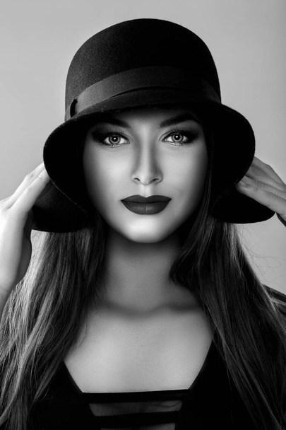 Black and white portrait of beautiful sexy woman in black hat - Foto, afbeelding