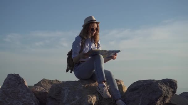 muotokuva naishipsteristä, joka hymyilee auringolle ja unelmoi matkustamisesta
 - Materiaali, video