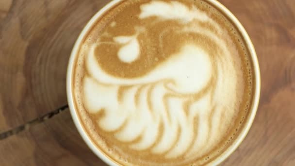 Kuğu latte sanat, üstten görünüm. - Video, Çekim
