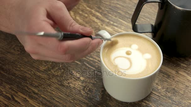 Hand mit Latte-Art-Stift. - Filmmaterial, Video
