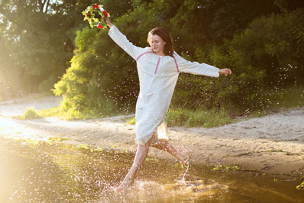 Chica en ropa étnica con corona de flores celebrando
 - Foto, Imagen