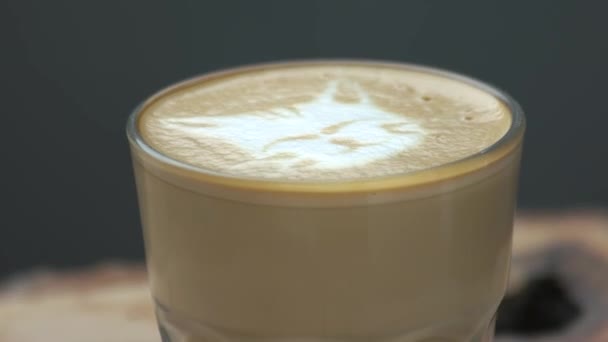 Kedi latte sanat yakın çekim. - Video, Çekim