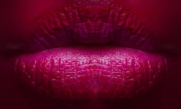 Czerwone usta sexy zbliżenie. Duże zmysłowy i uwodzicielski warg na różowym tle. Szminka pocałunek, zamknąć kobiece usta. Kobiece tło dla kosmetyki. Wargi kobiety z czerwona szminka - Zdjęcie, obraz