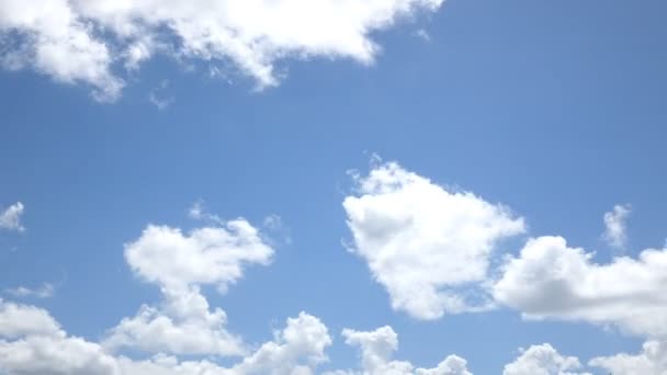 Časový odstup mraků na modré obloze - Záběry, video