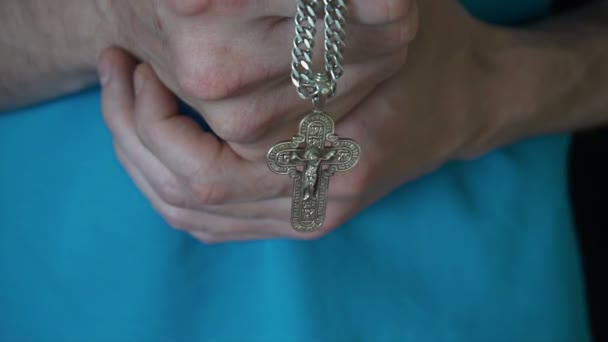 the young guy hands Christian cross and praying to God in heaven. Daily traditional Christian devotional young man - Footage, Video