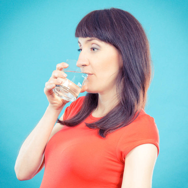 Archiwalne zdjęcie, Kobieta Smiling, picie wody mineralnej ze szkła, koncepcja życia i nawadniania - Zdjęcie, obraz