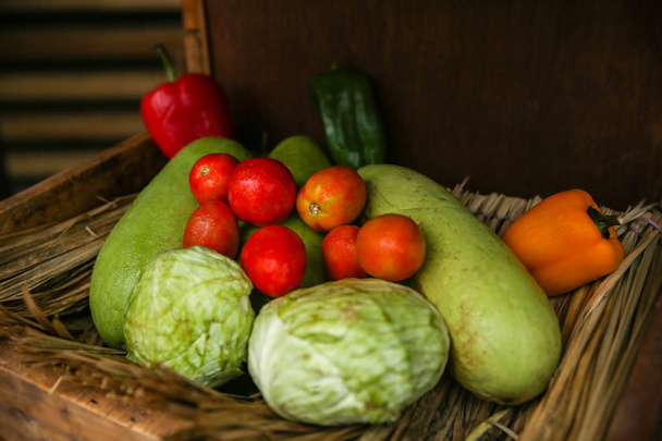 Összetétele vegyes nyers bio friss zöldségekkel - Fotó, kép