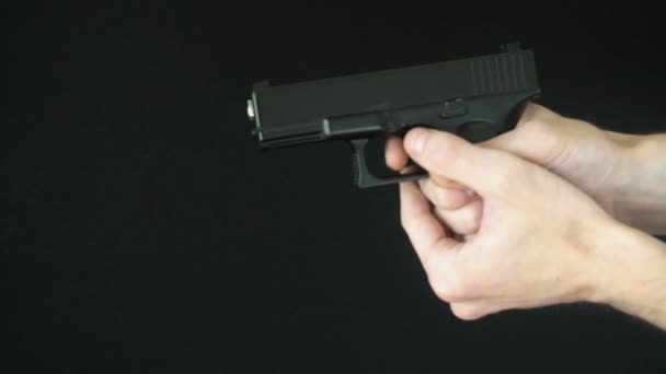 mladý muž znovu načte pistole černá - Záběry, video