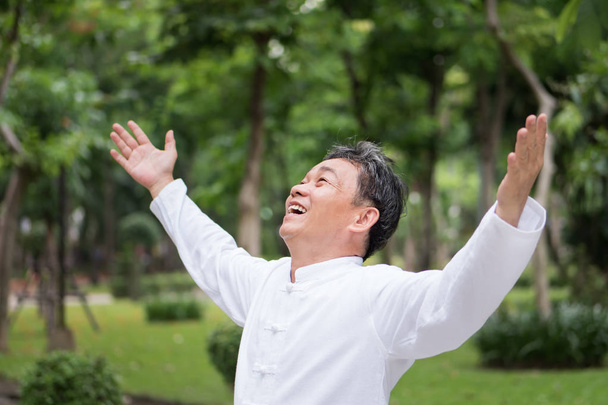 sain, heureux, positif, souriant asiatique senior homme levant les yeux
 - Photo, image