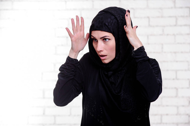 Nuori arabialainen nainen pukeutunut perinteinen arabialainen mekko
. - Valokuva, kuva