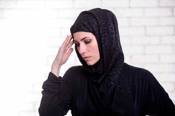 アラビア語の若い女性はアラビアの伝統的な衣装を着てください。. - 写真・画像