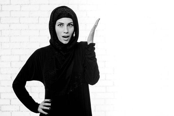 Giovane donna araba vestita tradizionale abito arabo pone al coperto
. - Foto, immagini