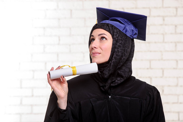 Šťastné muslimské postgraduální student s diplomem vnitřní. - Fotografie, Obrázek