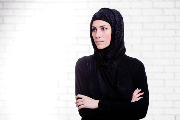 Jeune femme arabe habillée robe arabe traditionnelle pose à l'intérieur
. - Photo, image