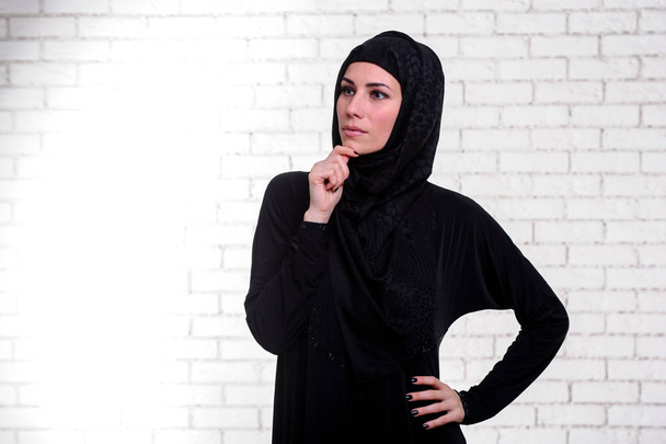 Young arabic woman dressed traditional arabic dress poses indoor. - Φωτογραφία, εικόνα