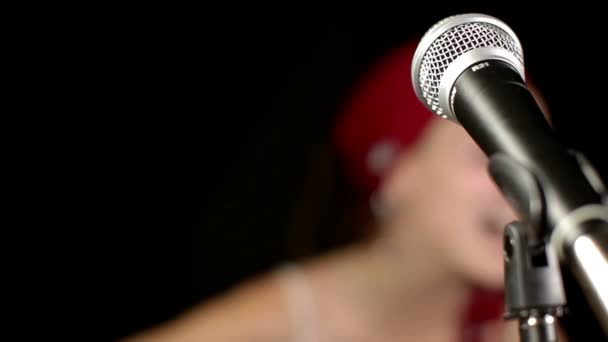 όμορφη τραγουδίστρια με ένα κόκκινο περικάλυμμα γύρω από το κεφάλι - Πλάνα, βίντεο