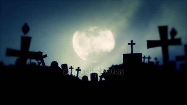 Félelmetes temető és a hollók egy kísérteties ködös éjszaka - Felvétel, videó